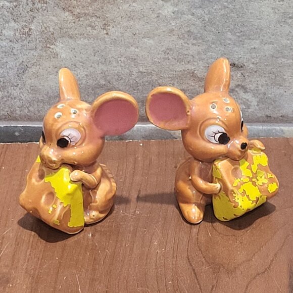 Vintage Mouse and Cheese Salt and Pepper Shaker Set - Picture 10 of 11